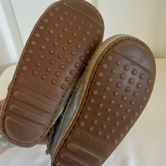 Minnetonka Toddler Double Fringe Side Zip Moccasin Boots Metallic Silver - Picture 5 of 8